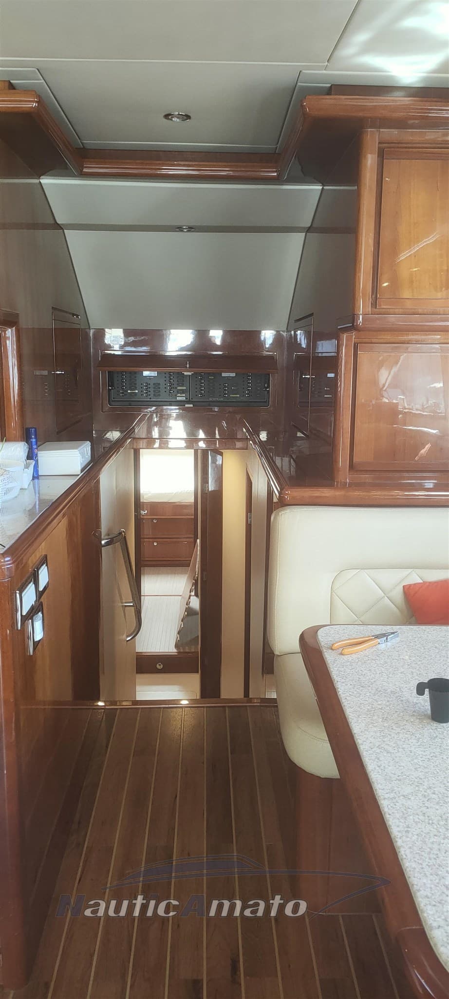 Bertram Yacht 630 Convertible d'occasion - image hero 9