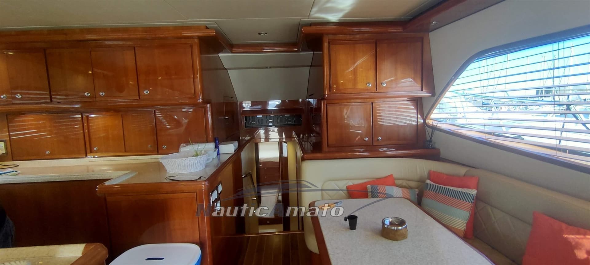 Bertram Yacht 630 Convertible d'occasion - image hero 11