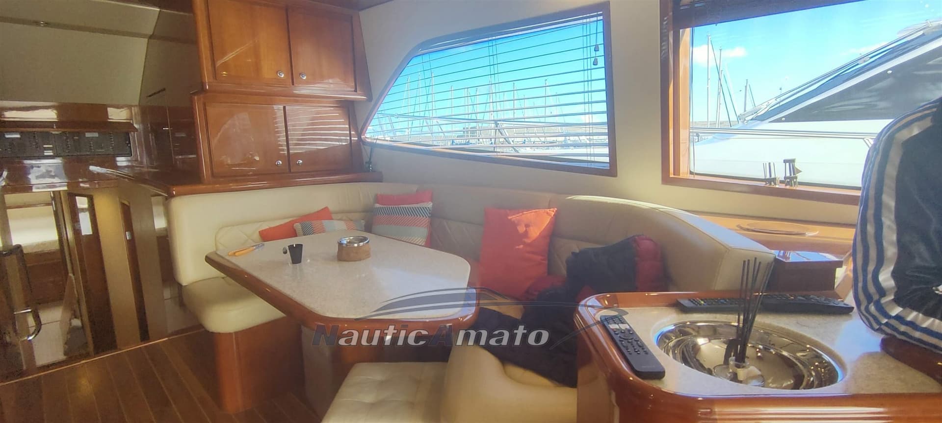 Bertram Yacht 630 Convertible d'occasion - image hero 10