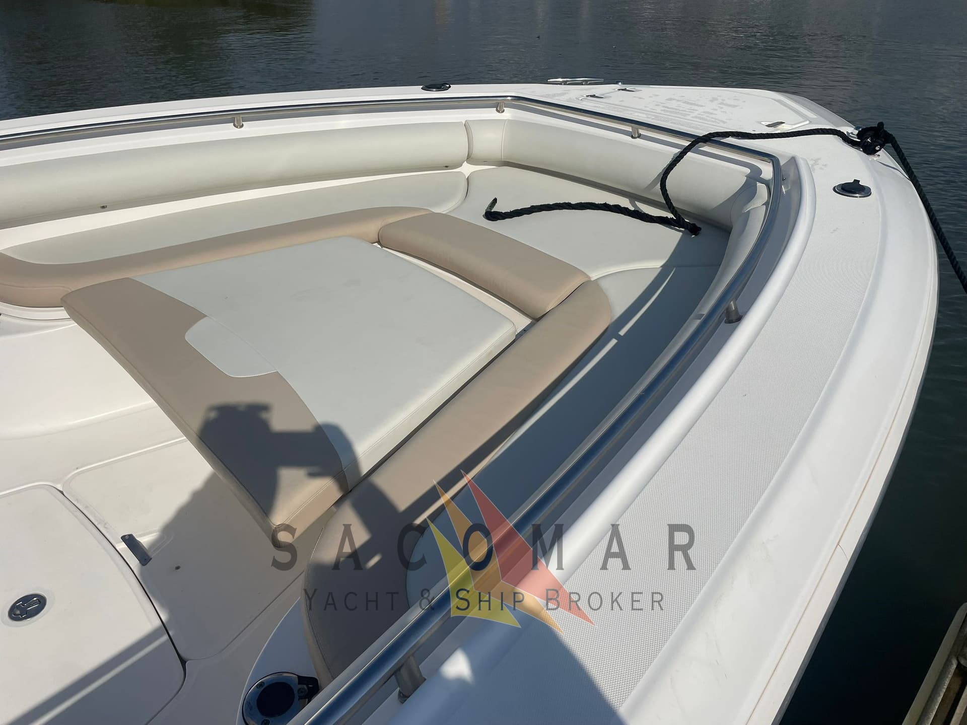 Boston Whaler Outrage 320 - Deck View Boston Whaler Outrage 320 - Deck View