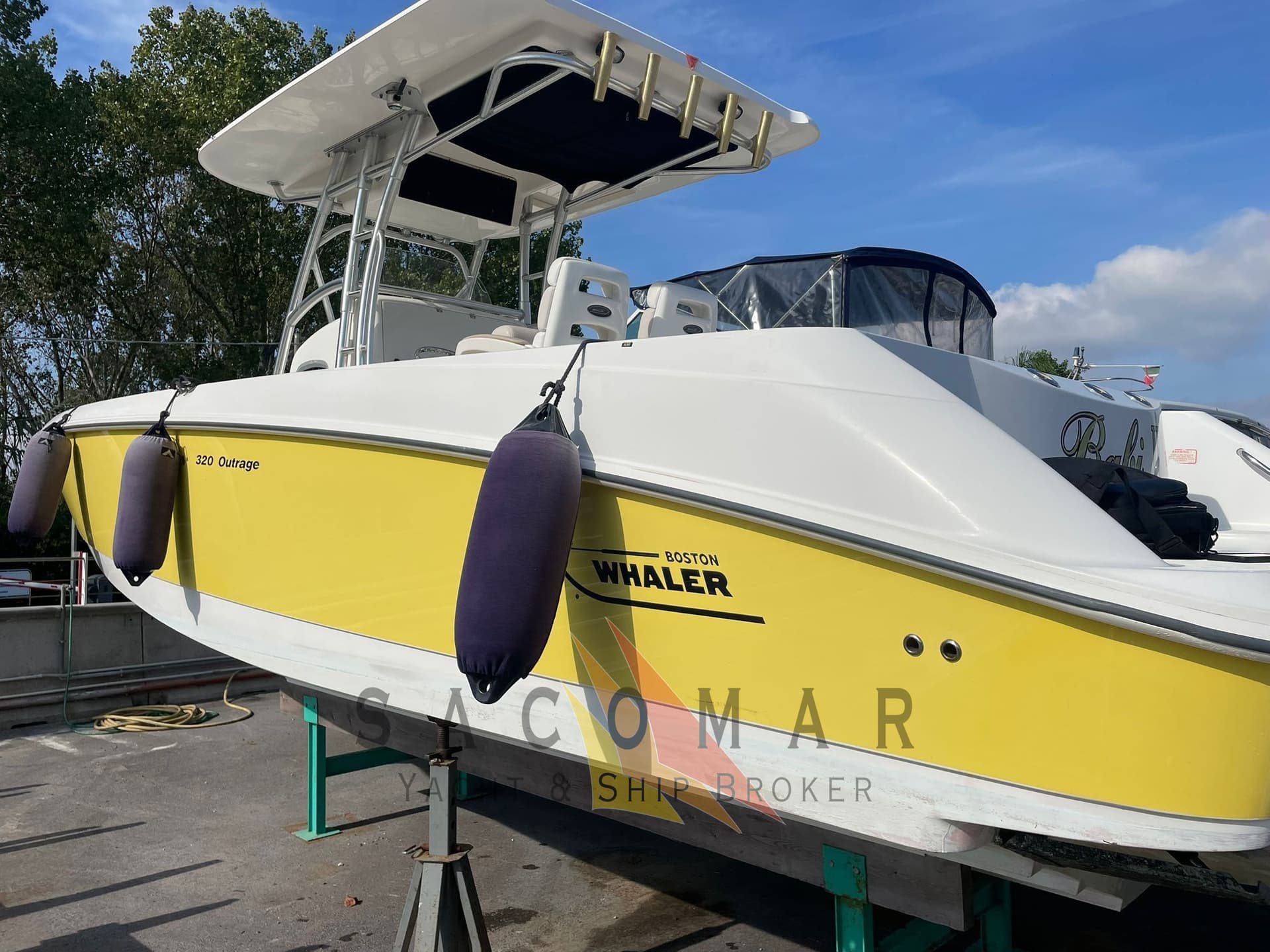 Boston Whaler Outrage 320 - Main View Boston Whaler Outrage 320 - Main View