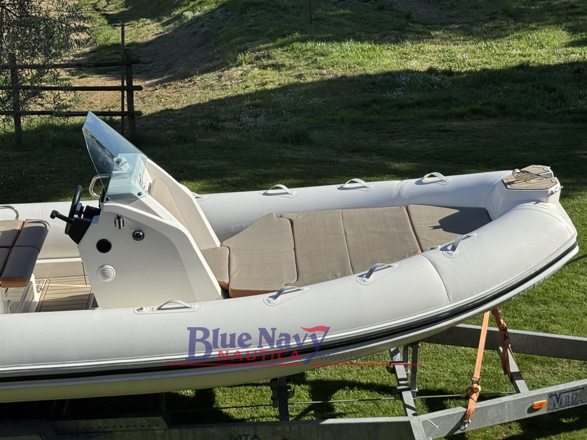 Zodiac Medline 6.8 Blc +150cv Yamaha - Interior View Zodiac Medline 6.8 Blc +150cv Yamaha - Interior View