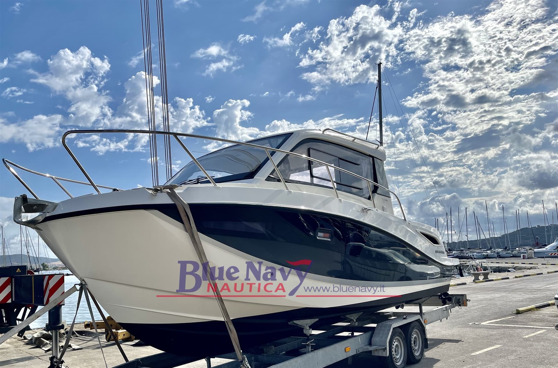 Quicksilver 805 Weekend - 7,76mt Con 4 Posti Letto - Detail View 1 Quicksilver 805 Weekend - 7,76mt Con 4 Posti Letto - Detail View 1