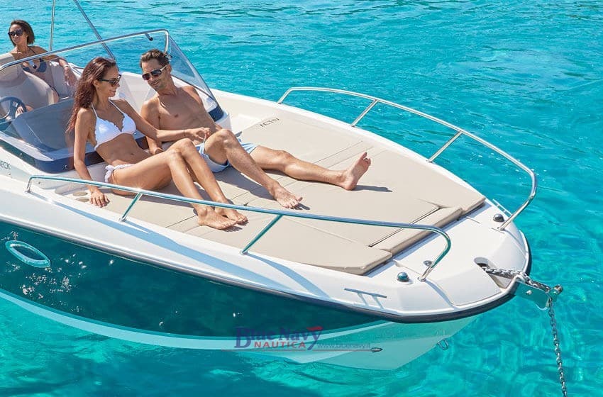 Quicksilver 675 Sundeck (7,16mt - 2 Postiletto) - Interior View Quicksilver 675 Sundeck (7,16mt - 2 Postiletto) - Interior View