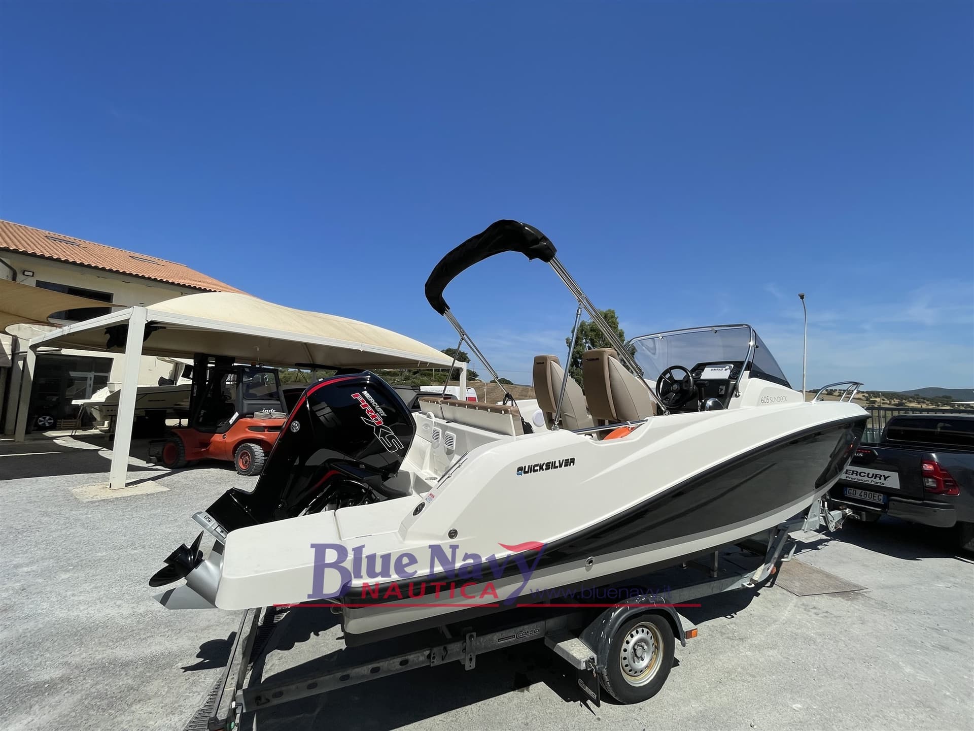 Quicksilver 605 Sundeck (6,45,Mt) 2 Postiletto - Deck View Quicksilver 605 Sundeck (6,45,Mt) 2 Postiletto - Deck View