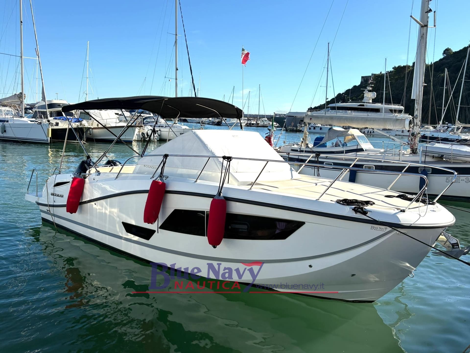 Quicksilver 875 Sundeck+ 2x 225cv V6 Mercury - Detail View 1 Quicksilver 875 Sundeck+ 2x 225cv V6 Mercury - Detail View 1