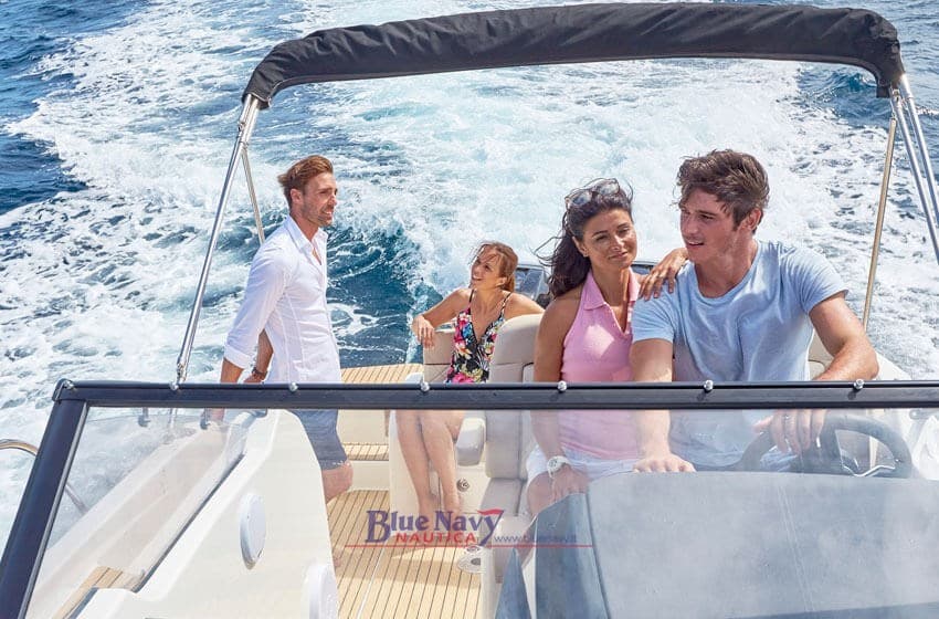 Quicksilver 875 Sundeck+ 2x 225cv V6 Mercury - Deck View Quicksilver 875 Sundeck+ 2x 225cv V6 Mercury - Deck View