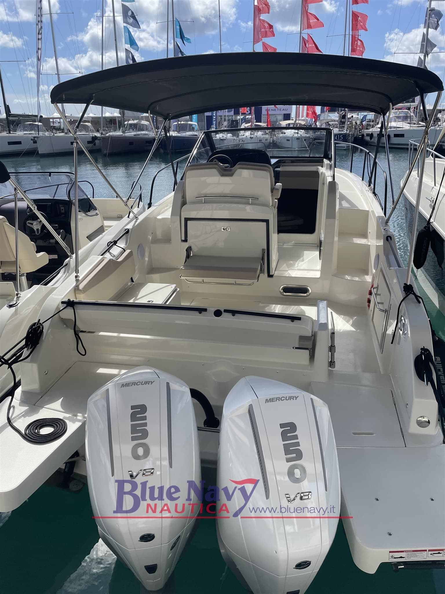 Quicksilver 875 Sundeck - Demo Del Salone Genova 2025 - Interior View Quicksilver 875 Sundeck - Demo Del Salone Genova 2025 - Interior View