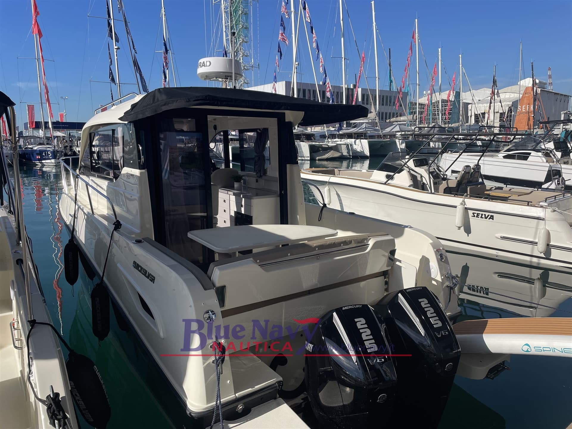 Quicksilver 905 Weekend - Interior View Quicksilver 905 Weekend - Interior View