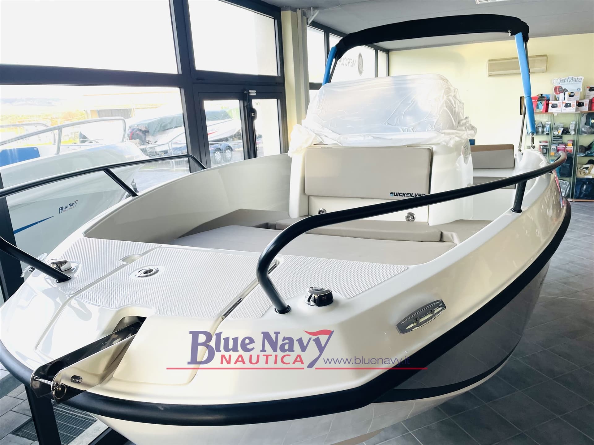 Quicksilver Activ 555 Open + 40 Pro Mercury - Interior View Quicksilver Activ 555 Open + 40 Pro Mercury - Interior View