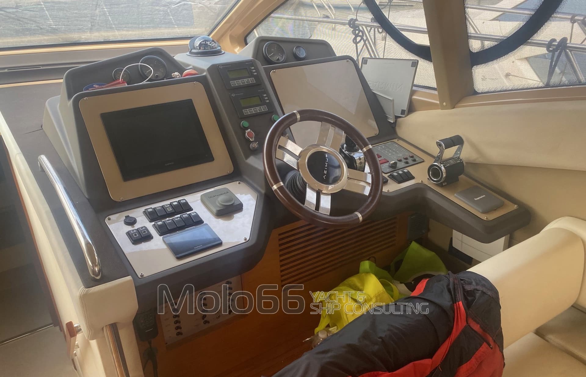 Azimut 53 Flybridge - Interior View Azimut 53 Flybridge - Interior View