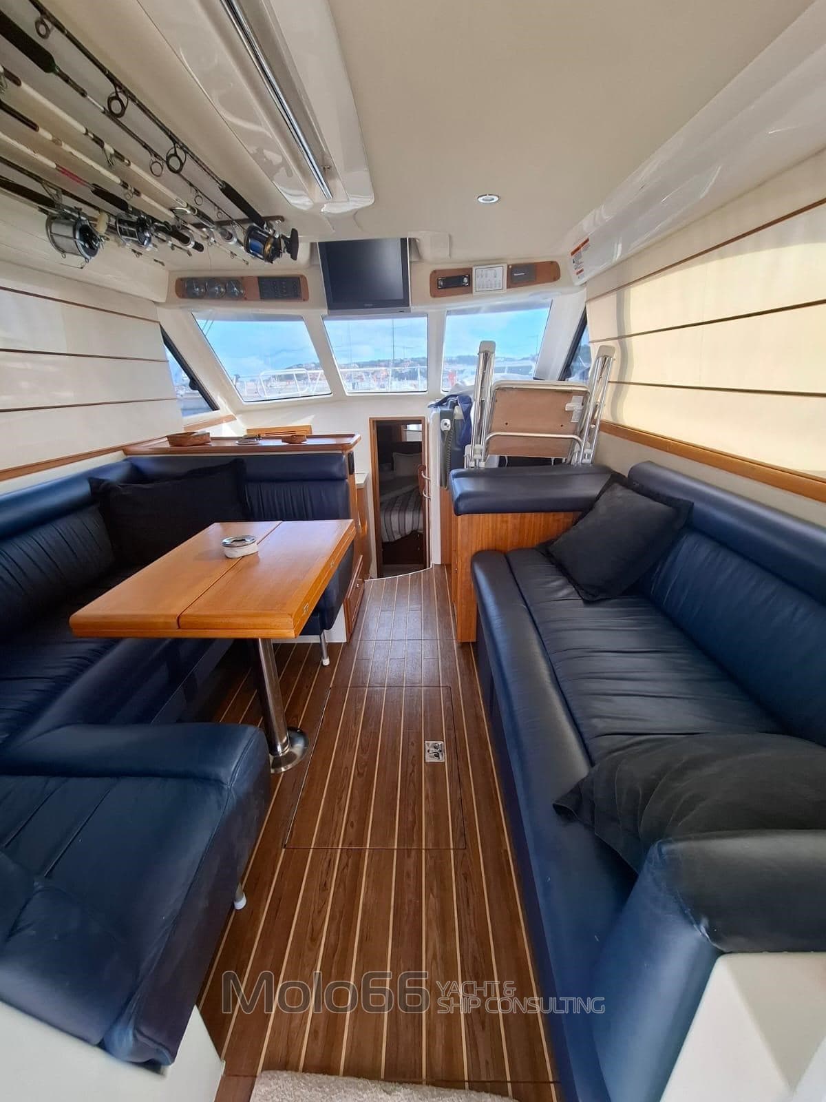 Riviera Marine 33 Flybridge - Detail View 1 Riviera Marine 33 Flybridge - Detail View 1