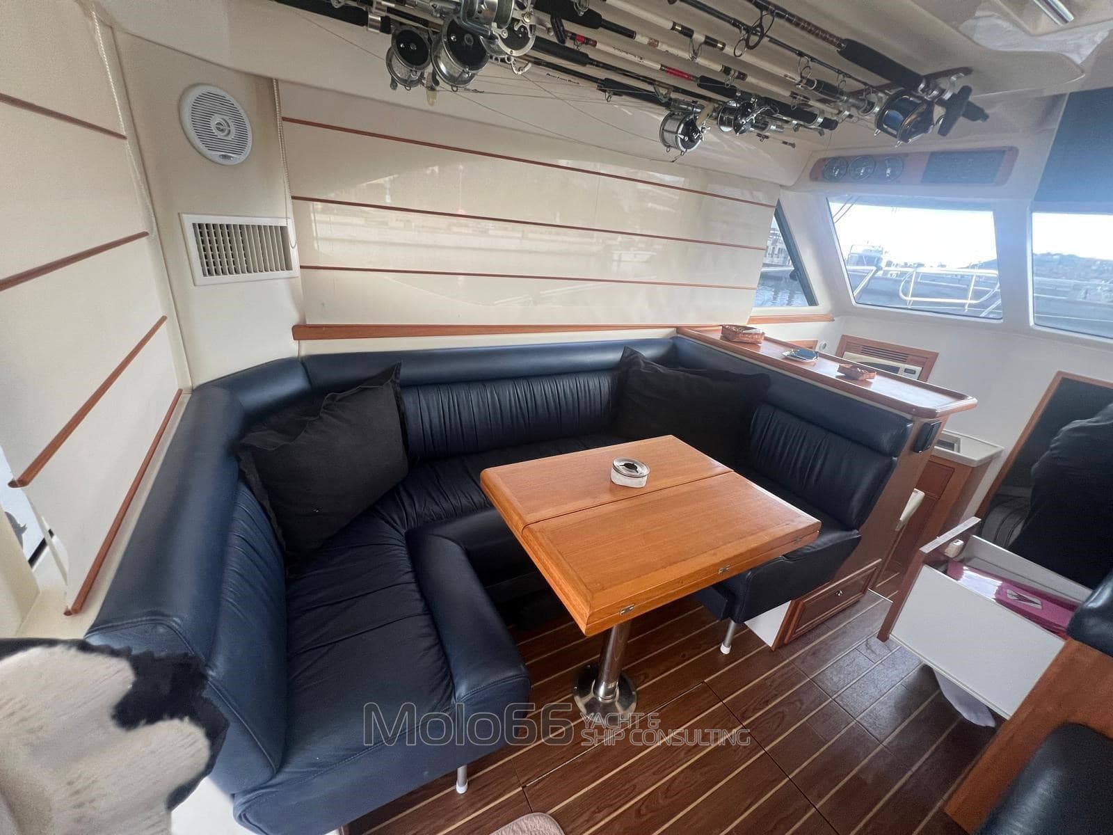 Riviera Marine 33 Flybridge - Interior View Riviera Marine 33 Flybridge - Interior View