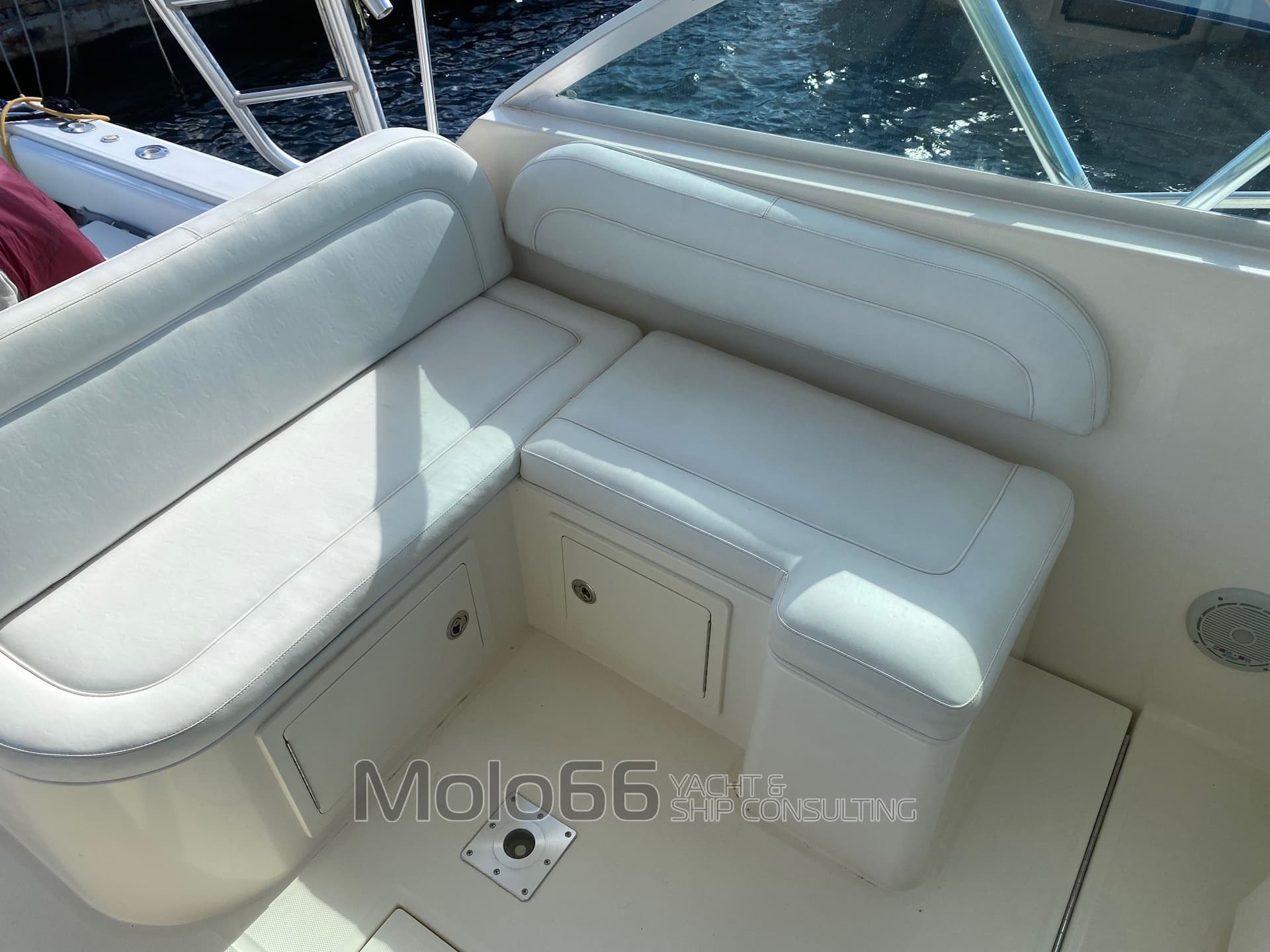 Carolina Classic Classic 32 - Deck View Carolina Classic Classic 32 - Deck View