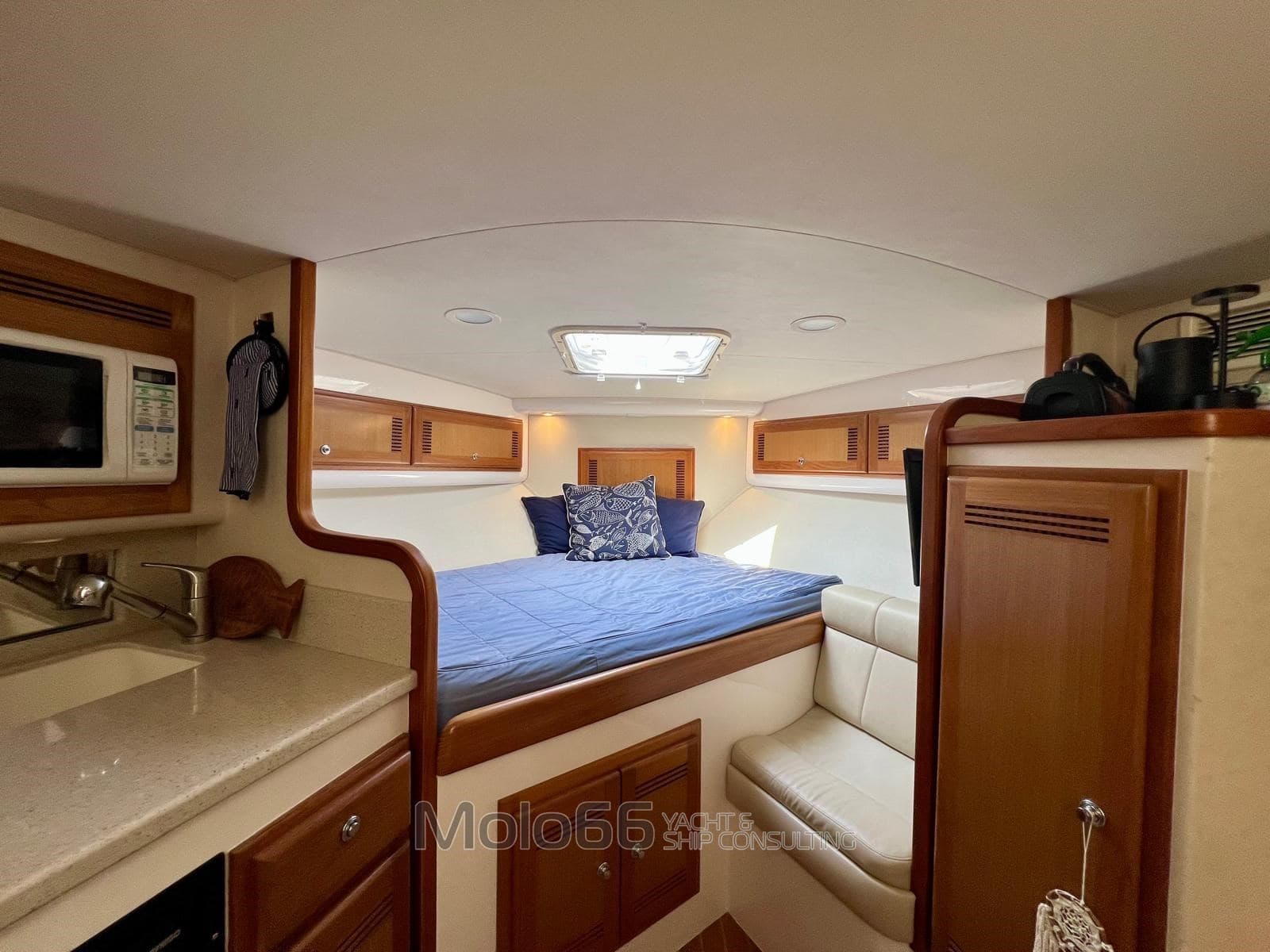 Cabo 32 Express - Deck View Cabo 32 Express - Deck View