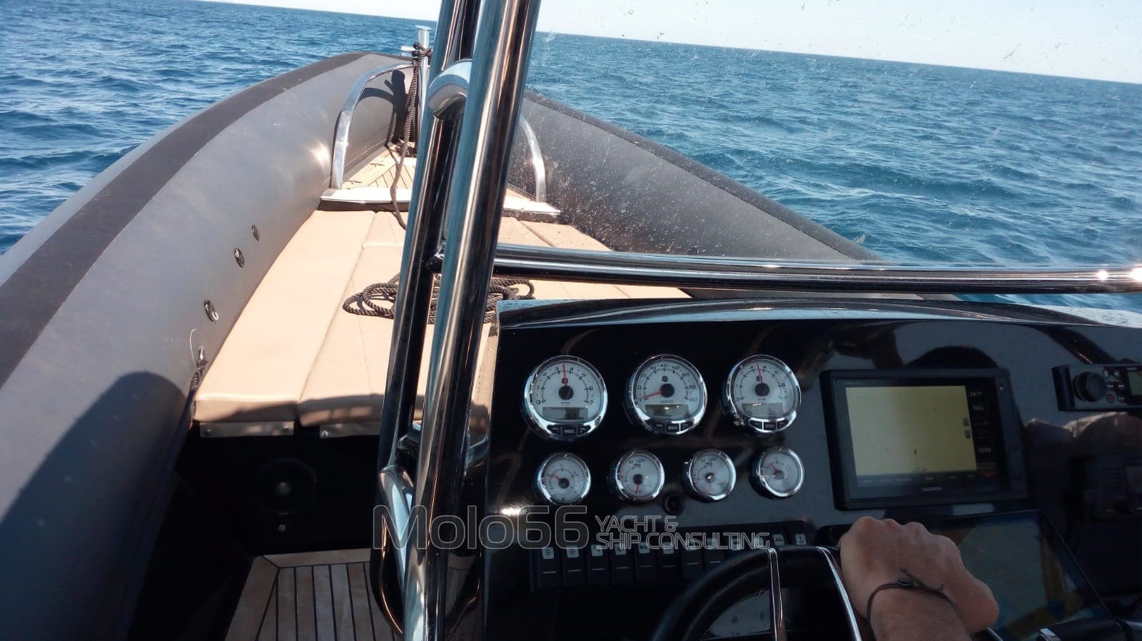 Sea Water Phantom 300 - Deck View Sea Water Phantom 300 - Deck View