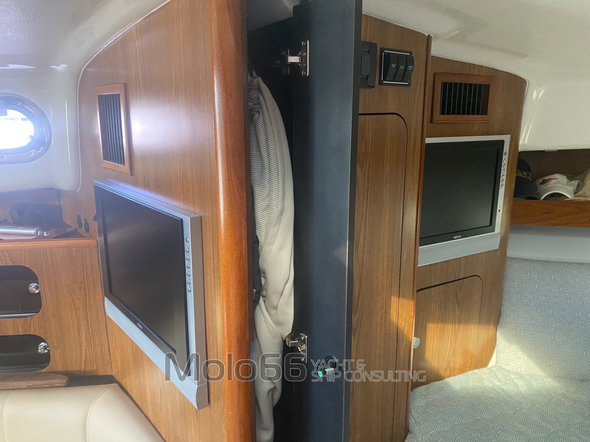 Pursuit OS 375 Offshore used - hero image 12