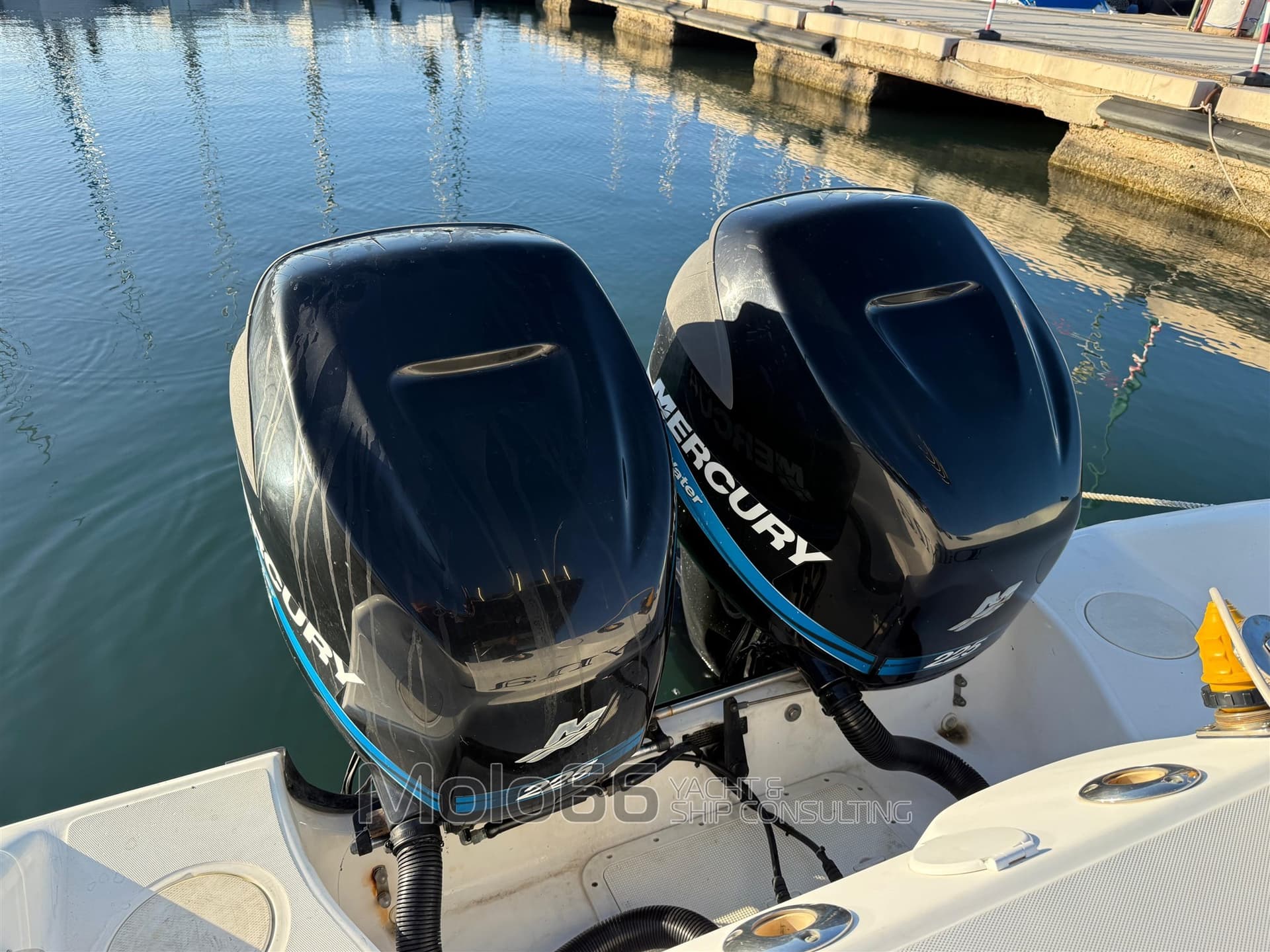 Boston Whaler Outrage 270 used - detail 1