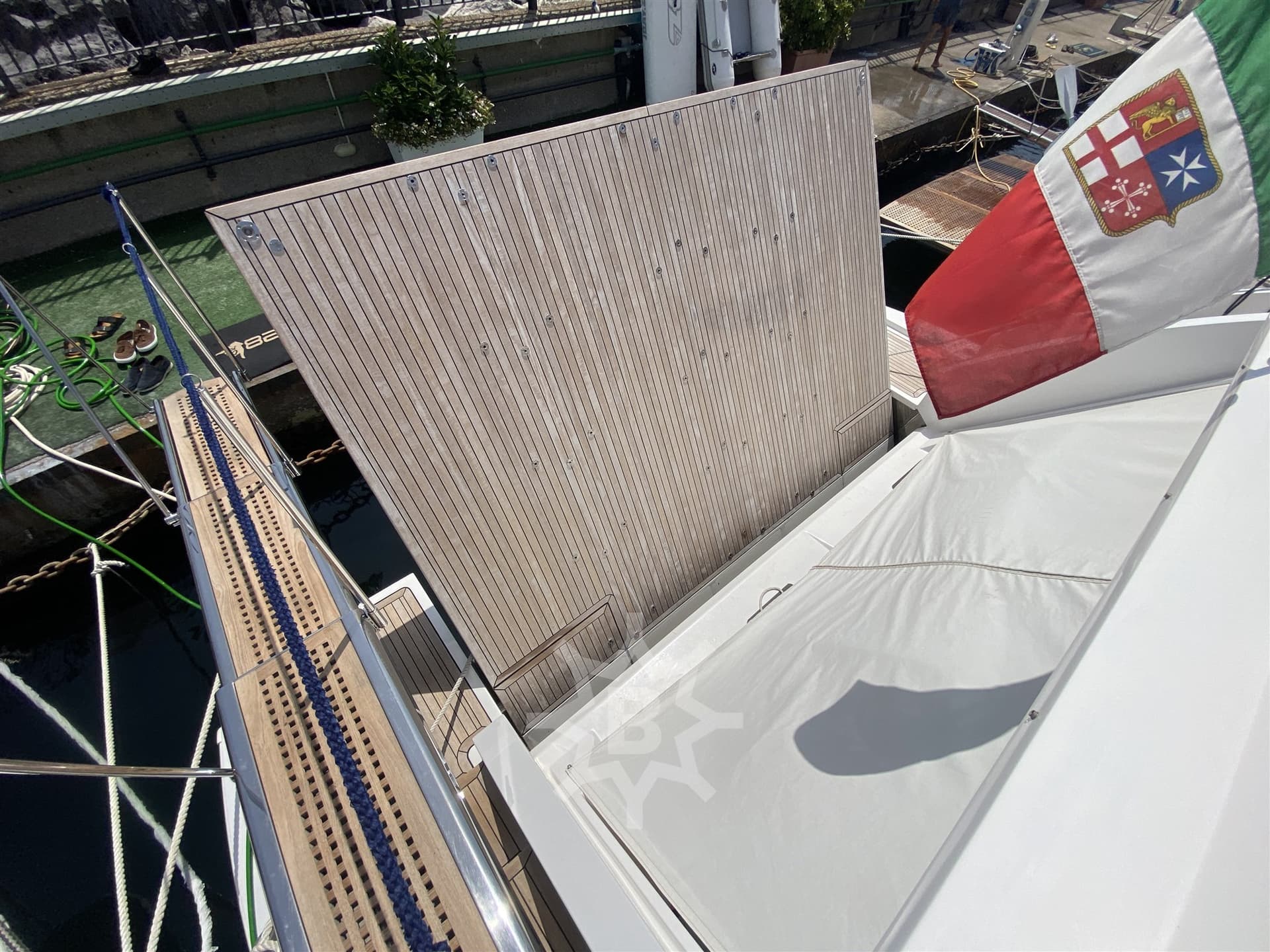 Azimut 77s - Deck View Azimut 77s - Deck View