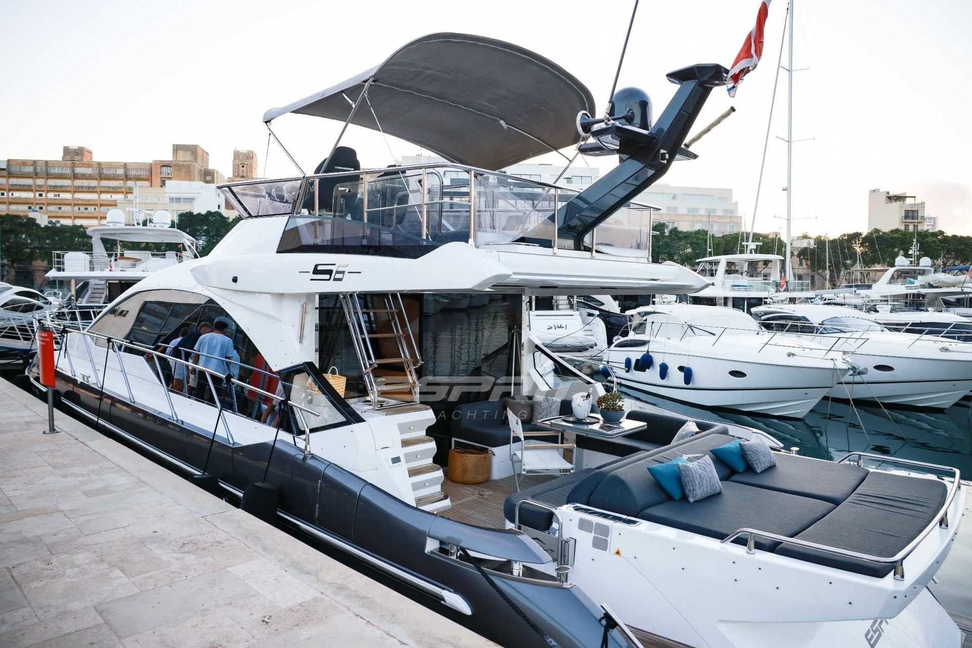 Azimut S6 Sportfly - Deck View Azimut S6 Sportfly - Deck View