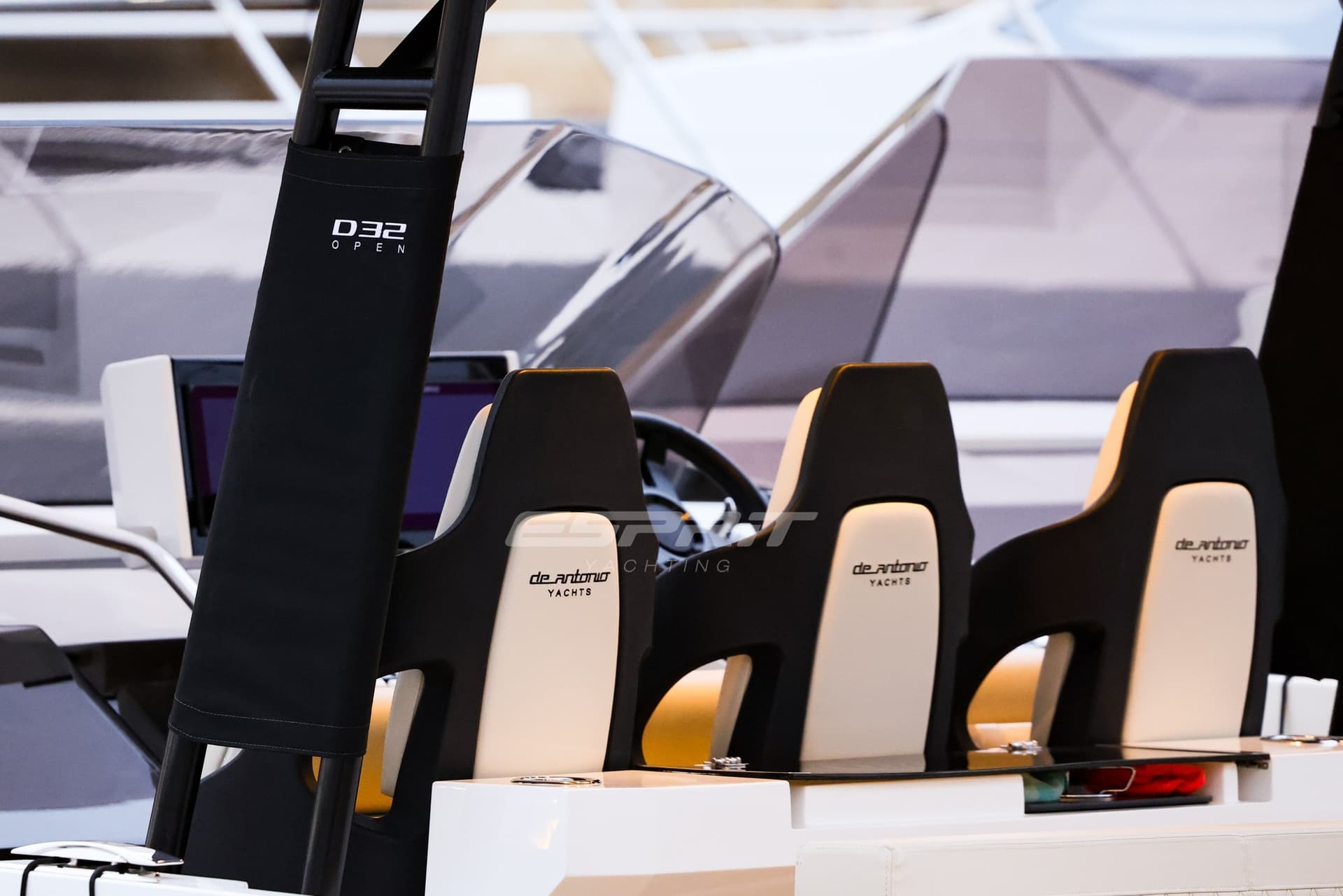 De Antonio D32 Open - Deck View De Antonio D32 Open - Deck View