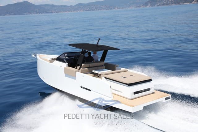 De Antonio Yachts D34 Open used - detail 1