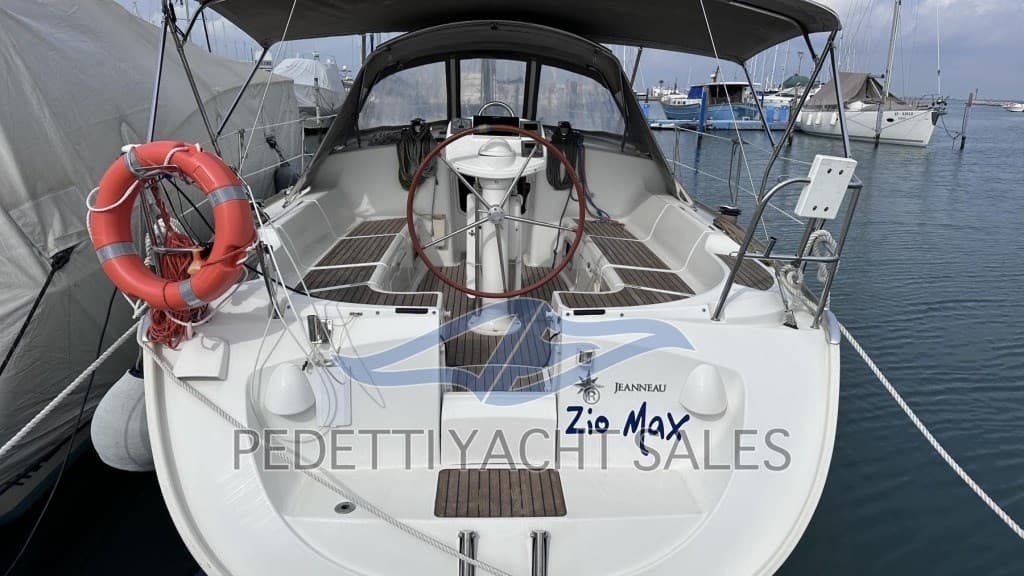 Jeanneau 37 Sun Odyssey - Detail View 1 Jeanneau 37 Sun Odyssey - Detail View 1