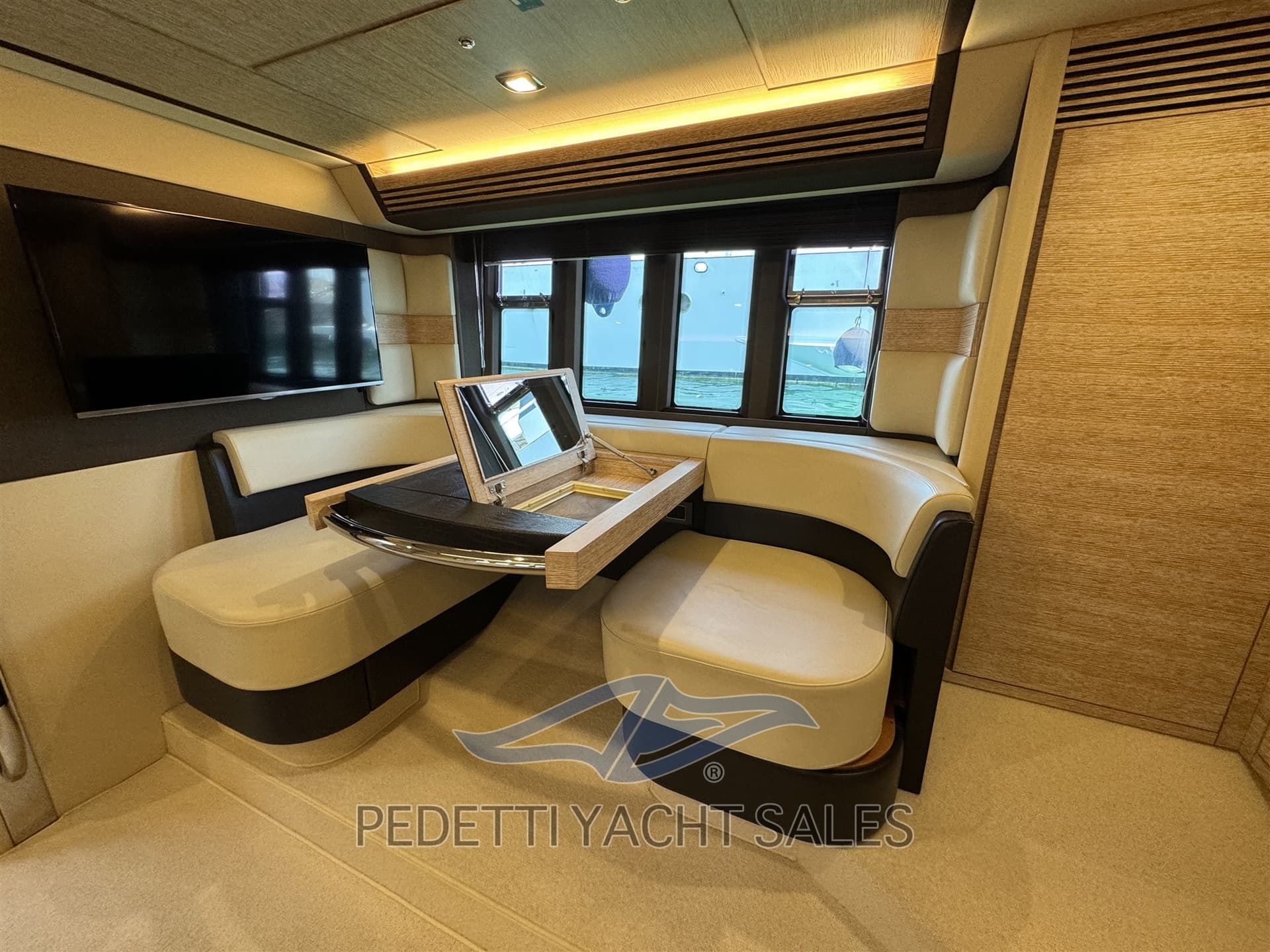 Azimut 64 Flybridge - Deck View Azimut 64 Flybridge - Deck View