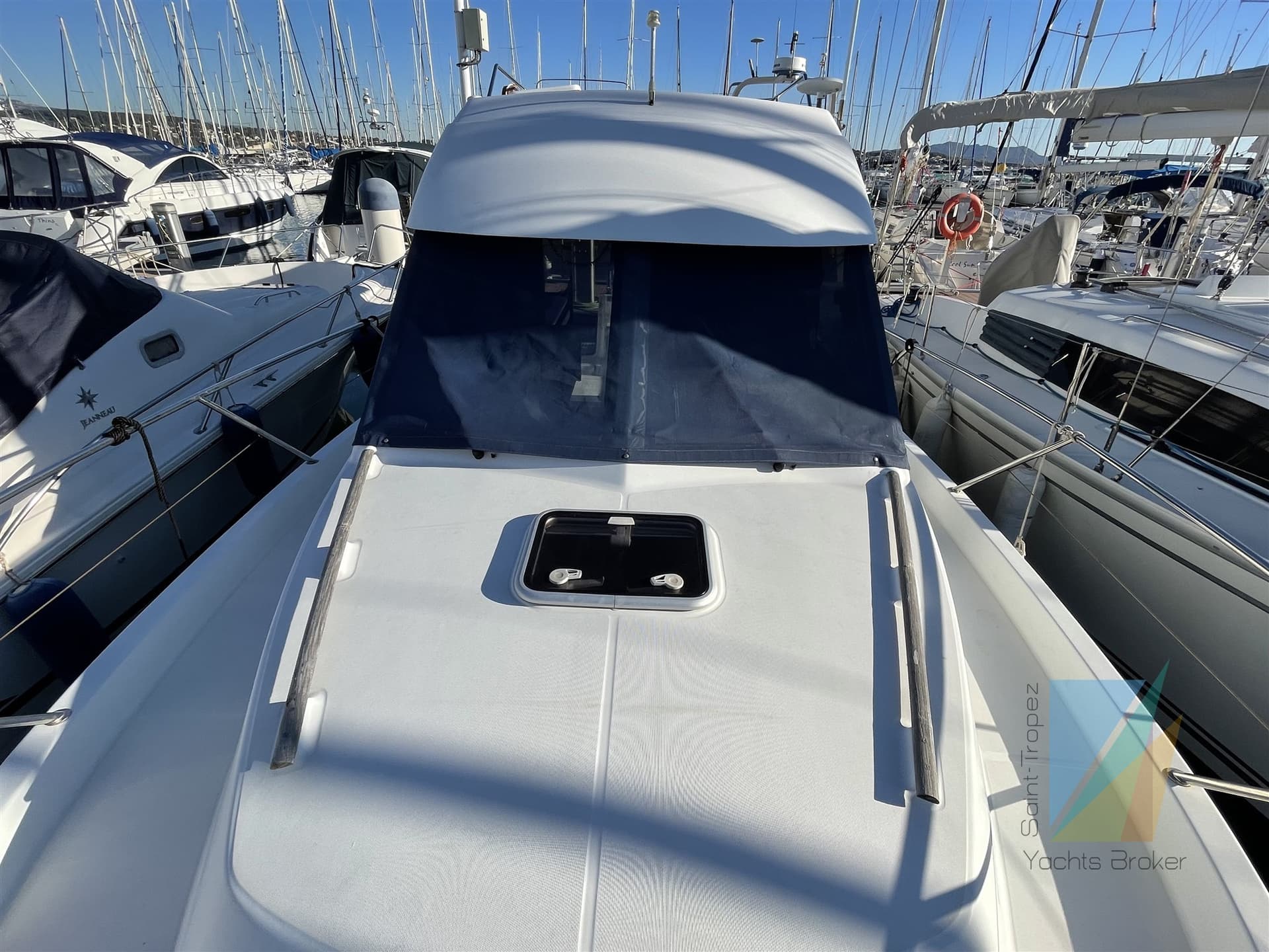 Beneteau Antares Serie 9 - Deck View Beneteau Antares Serie 9 - Deck View