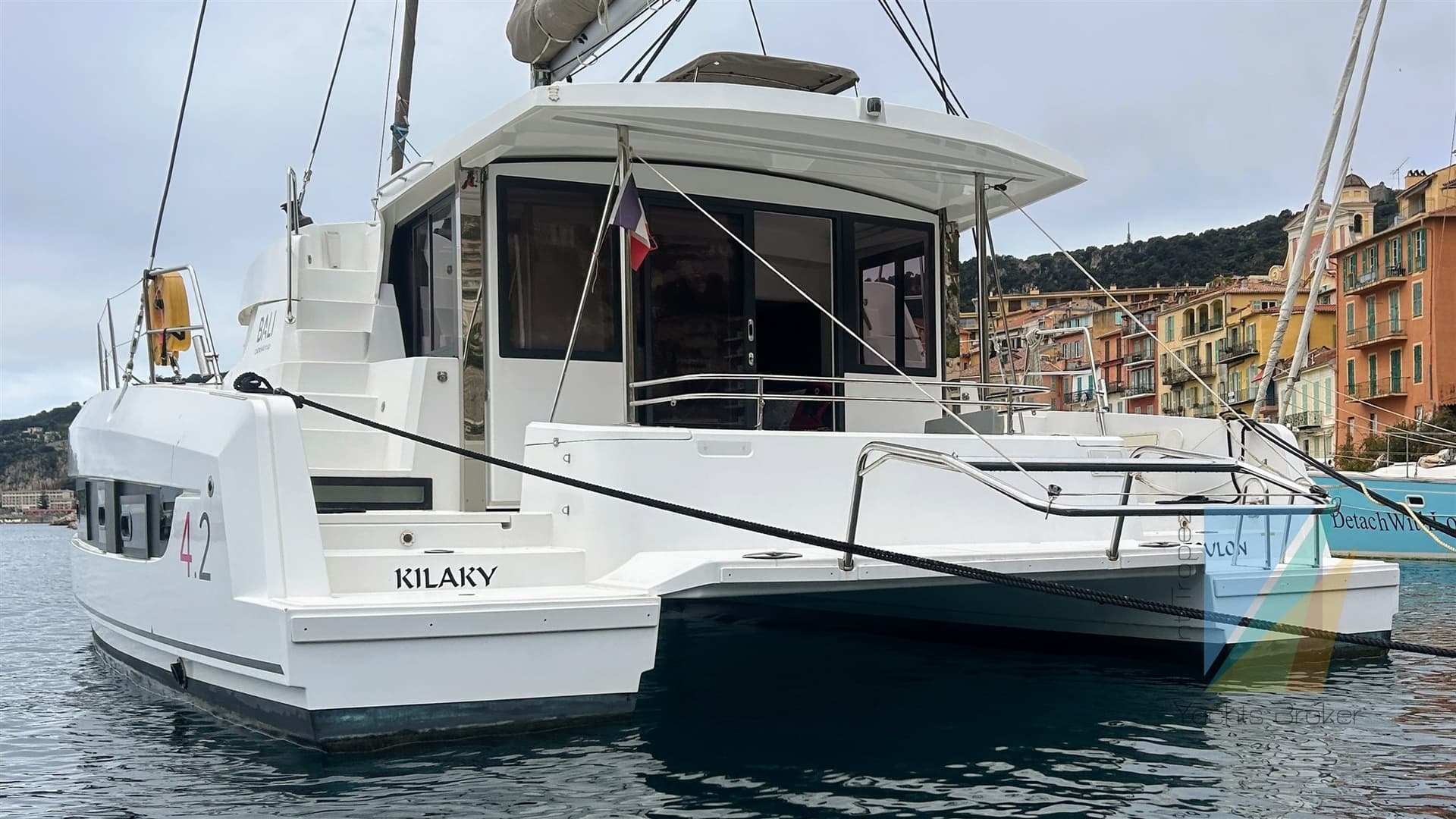 Bali Bali 4.2 - Deck View Bali Bali 4.2 - Deck View