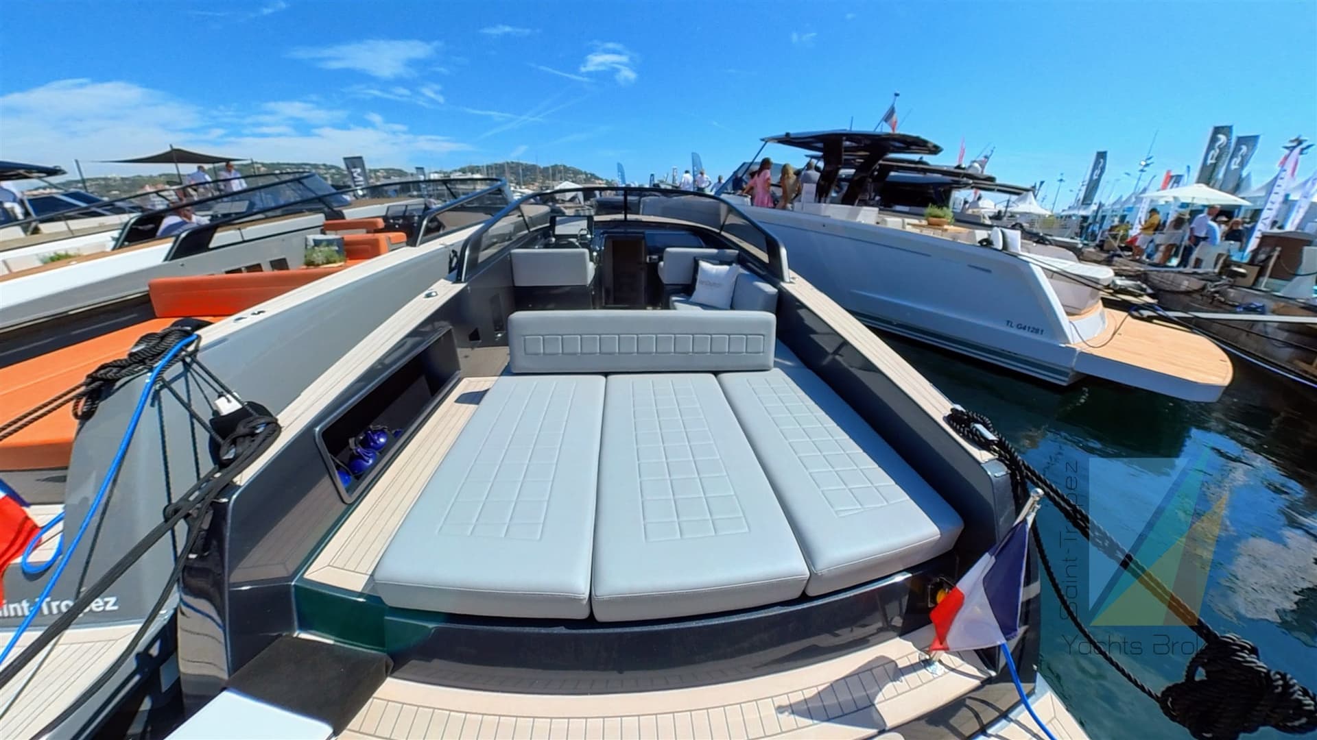 Vandutch Vandutch 32 - Deck View Vandutch Vandutch 32 - Deck View