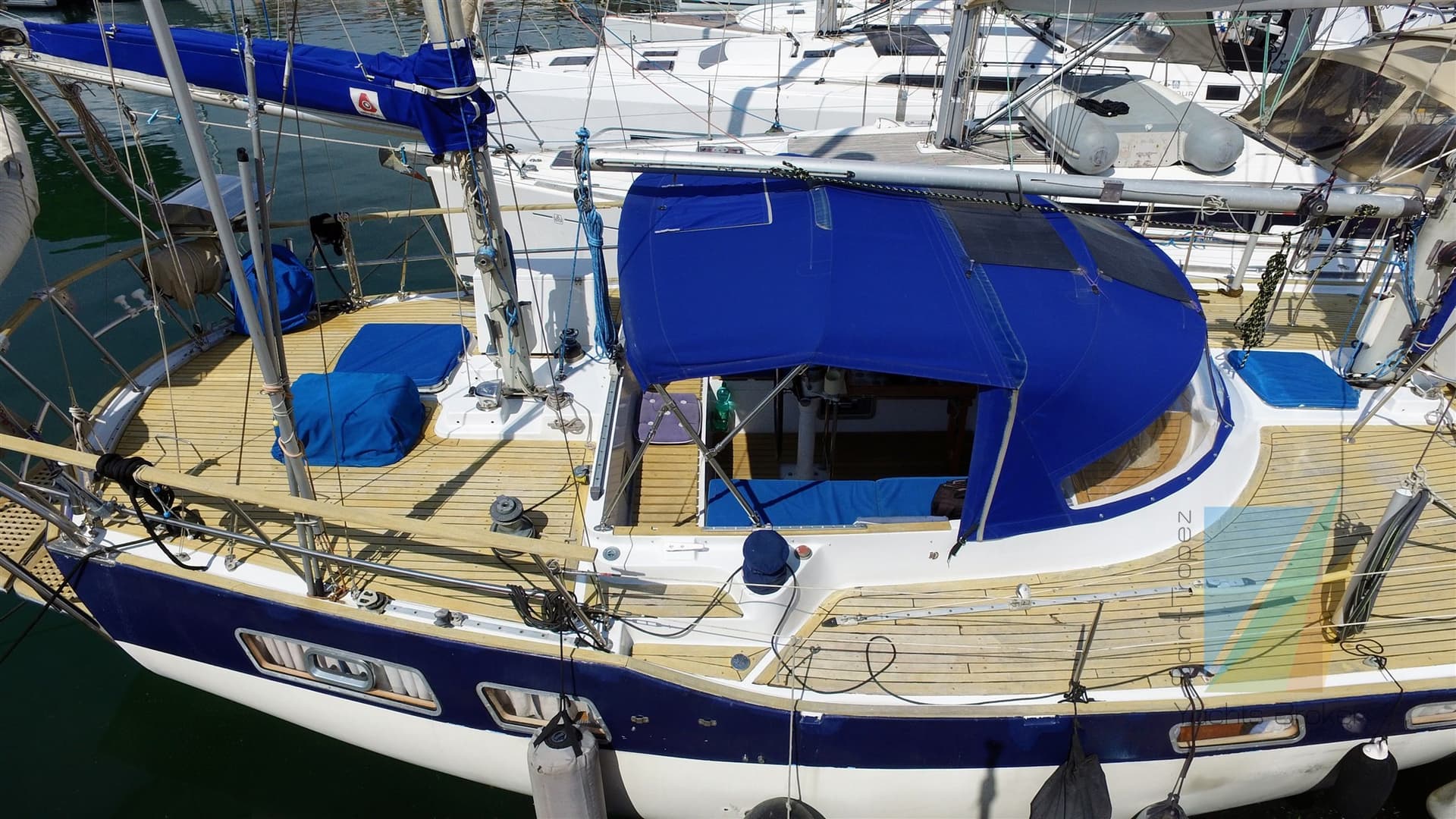 Wauquiez Amphitrite 43 - Deck View Wauquiez Amphitrite 43 - Deck View