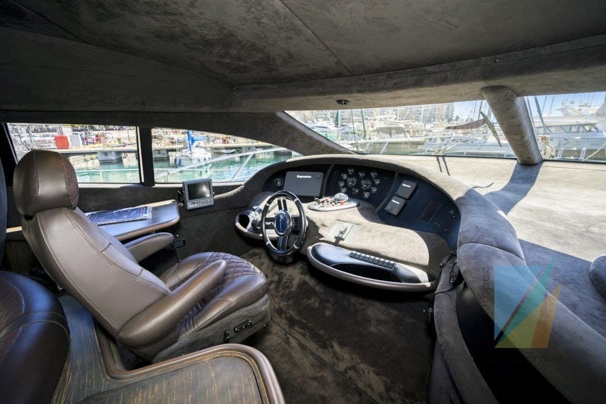 Azimut 68E used - hero image 17