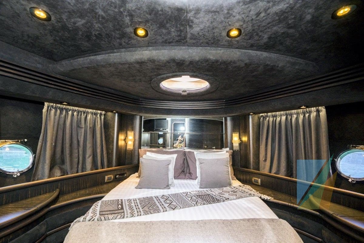 Azimut 68E used - hero image 21