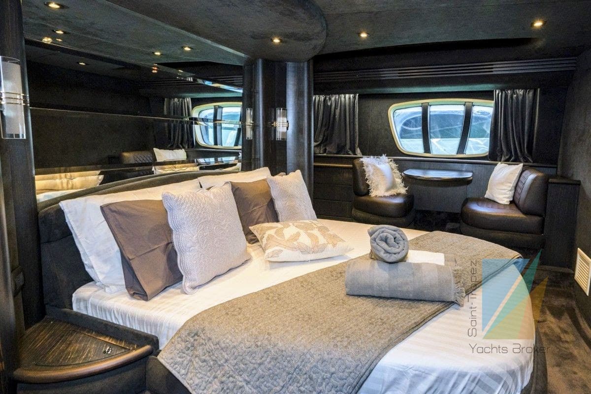 Azimut 68E used - hero image 19