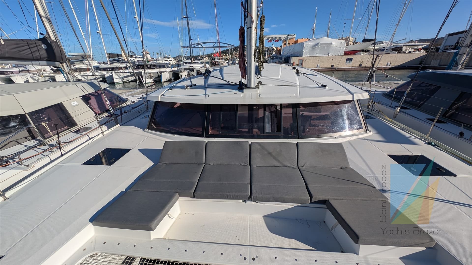 Fountaine Pajot Astréa 42 - Deck View Fountaine Pajot Astréa 42 - Deck View