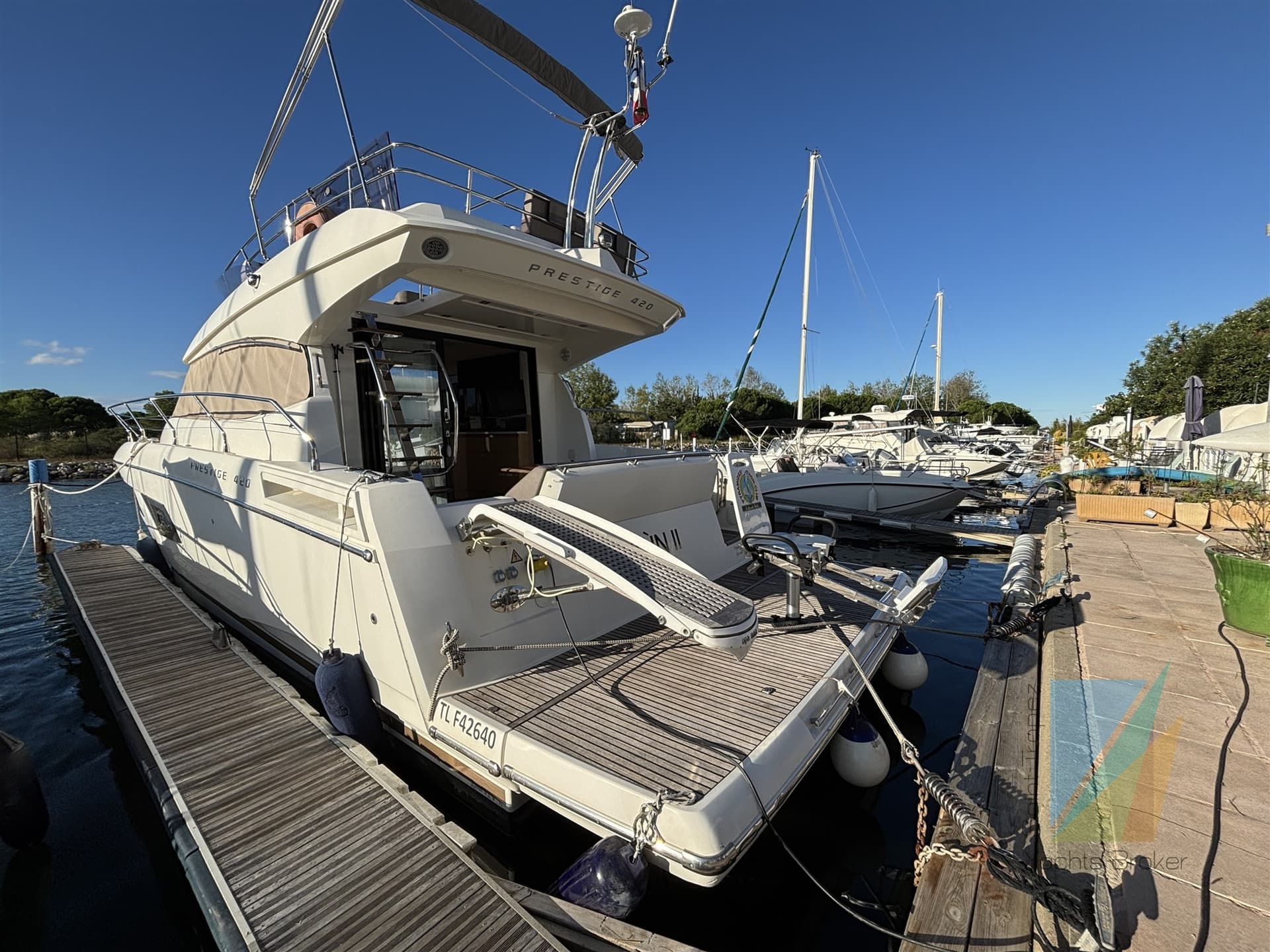 Jeanneau Prestige 420 Fly - Detail View 1 Jeanneau Prestige 420 Fly - Detail View 1