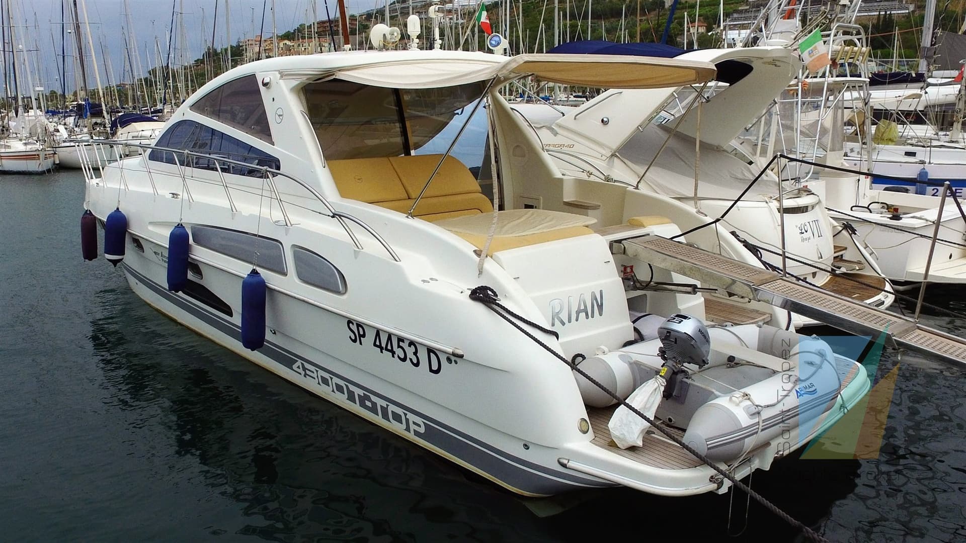 Airon Marine Airon 4300 T-Top - Interior View Airon Marine Airon 4300 T-Top - Interior View