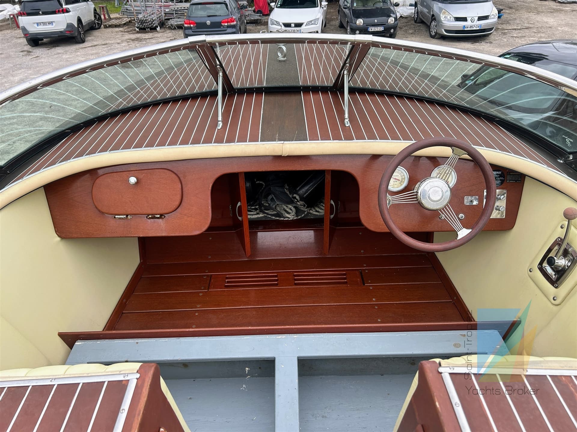 Hacker-Craft 30 Sport - Deck View Hacker-Craft 30 Sport - Deck View