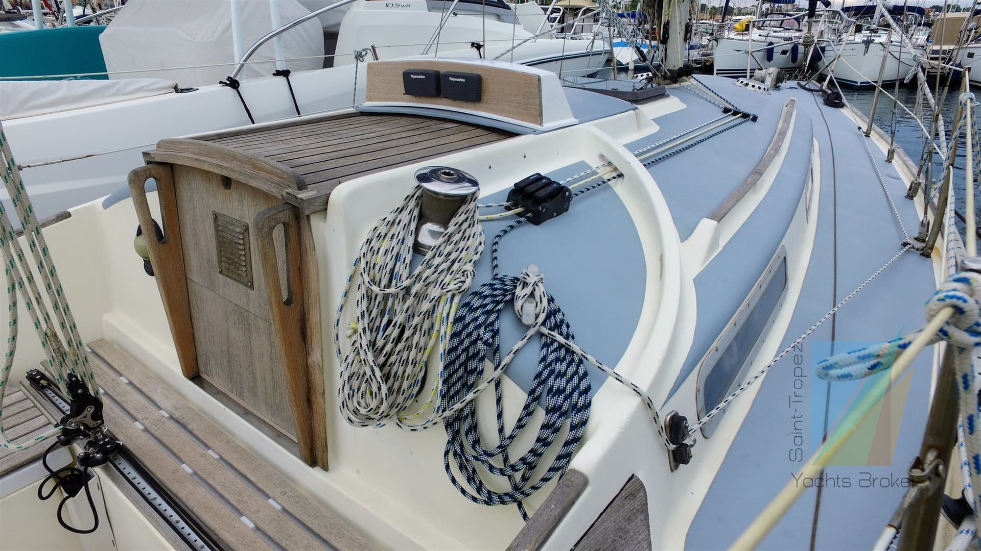 Wauquiez Centurion 32 - Deck View Wauquiez Centurion 32 - Deck View