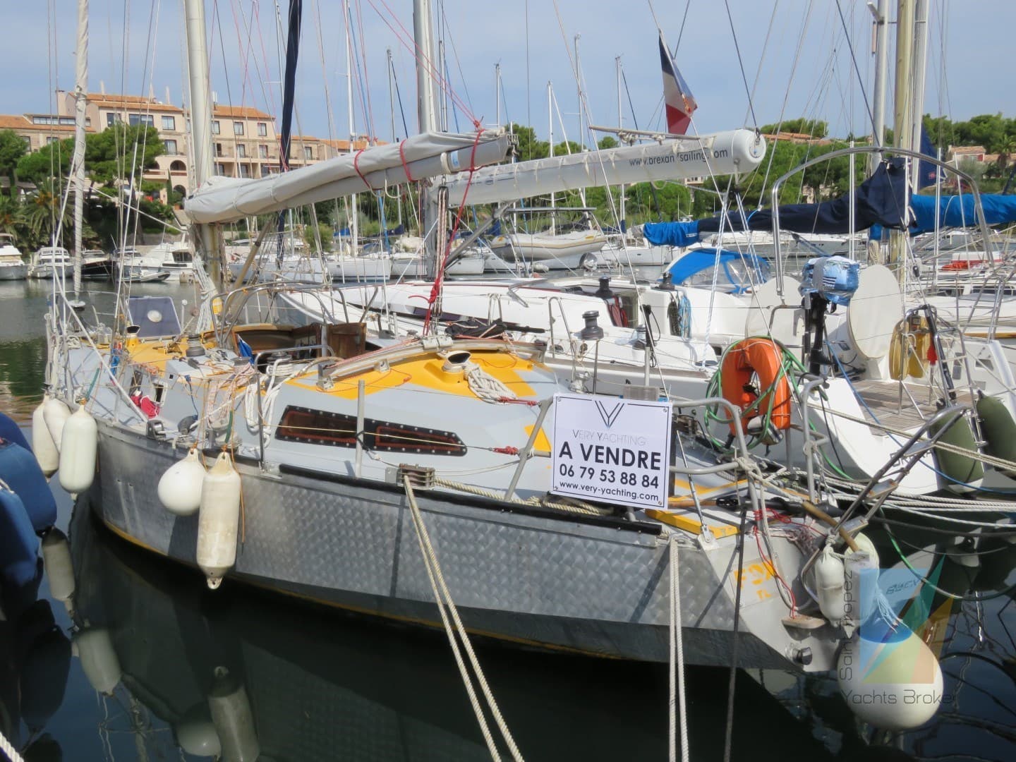 Dumont Carval 43 - Detail View 1 Dumont Carval 43 - Detail View 1