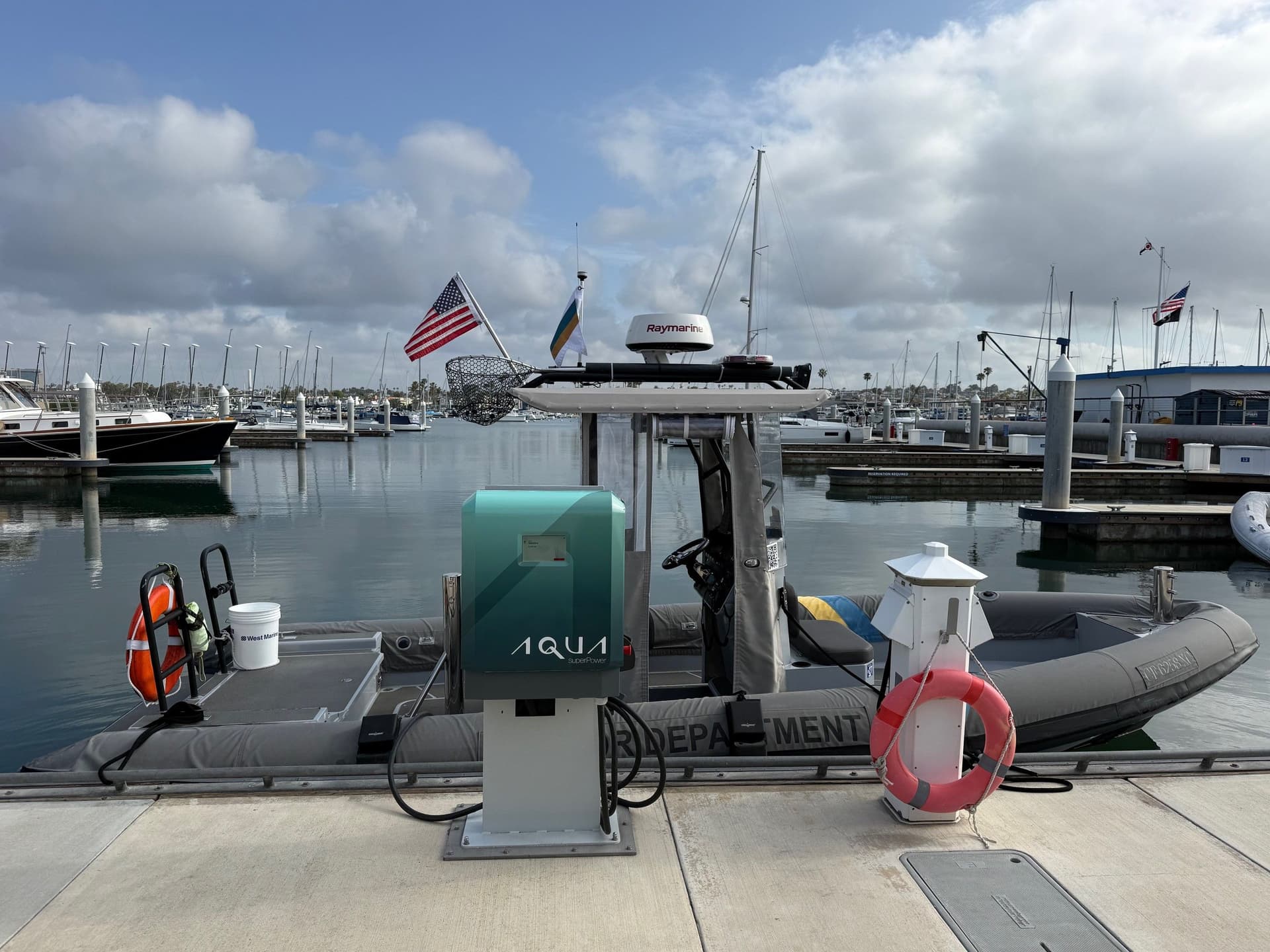 Newport Beach activates Southern California’s first marine fast charger: what it really changes for electric boaters