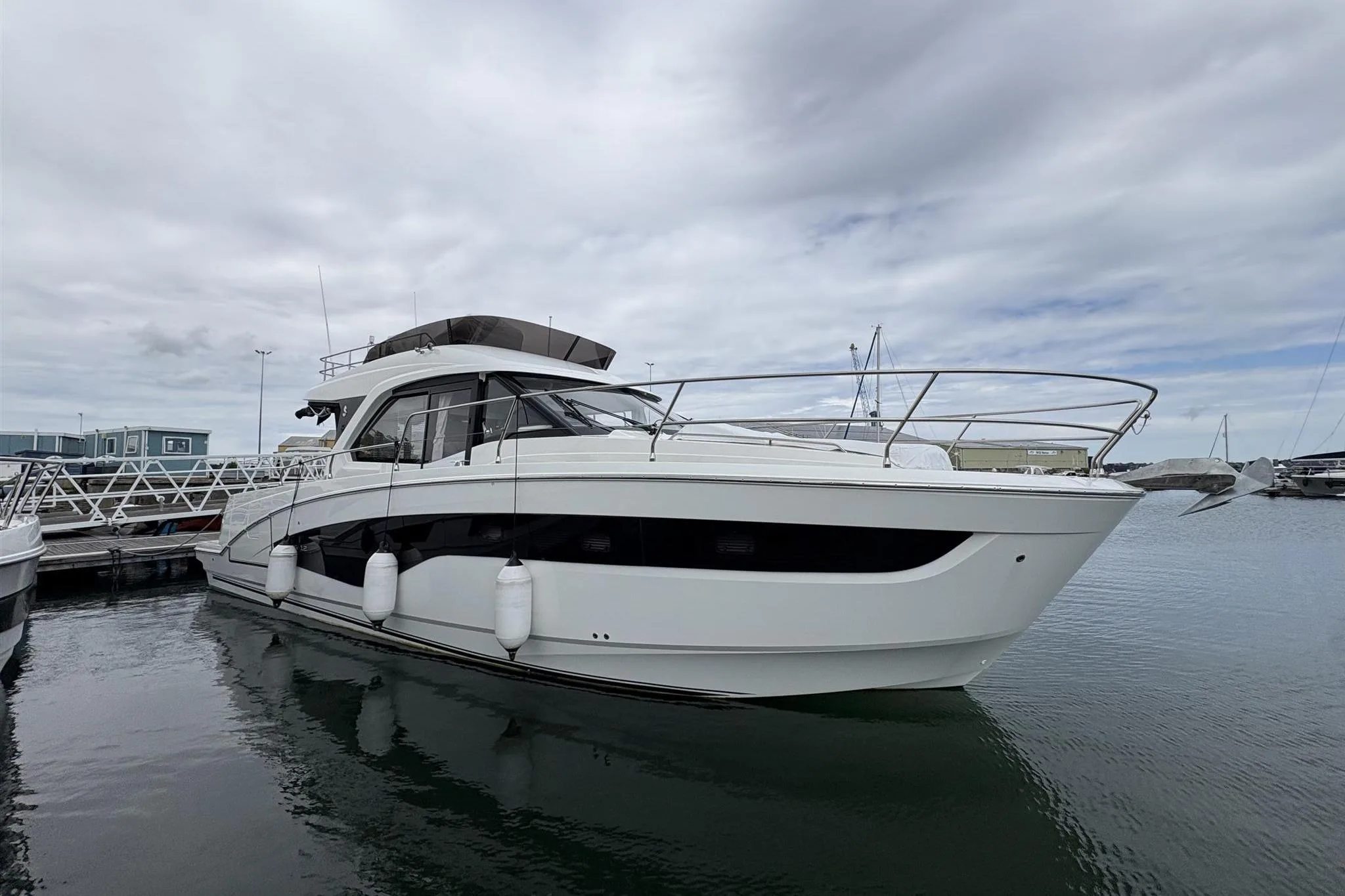 Beneteau Antares 12 Flybridge gebraucht - Foto 1